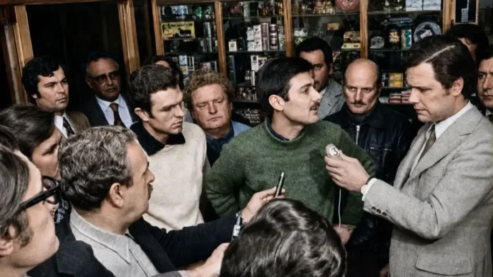 Luego de entregarse a la Justicia para ser juzgados, 16 combatientes de distintas organizaciones guerrilleras, fueron ejecutados en masa mediante un fusilamiento en manada dentro de los baños de base militar en plena noche del sur argentino. Mariano Pujadas habla con el periodista Daniel Carreras.