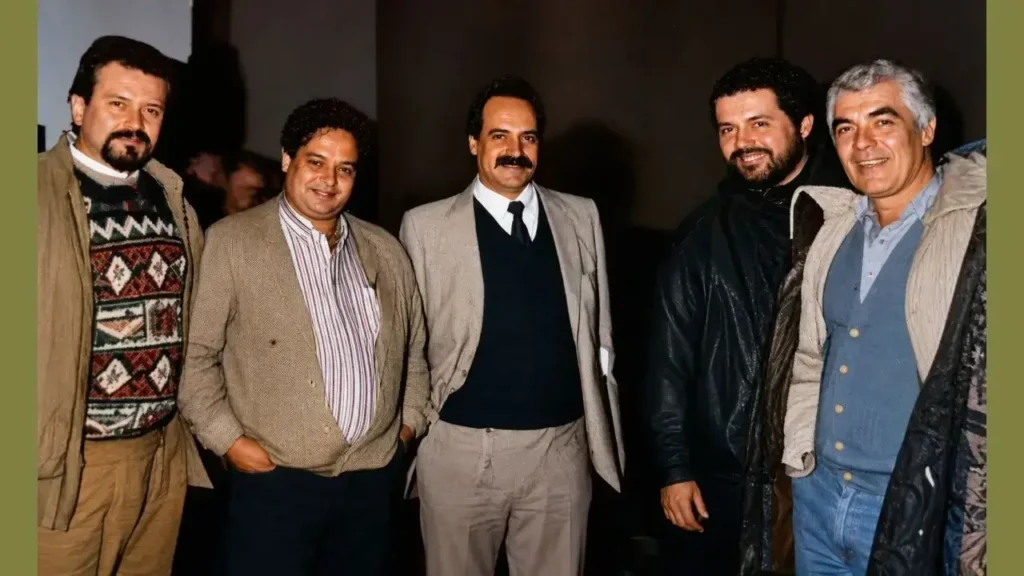 Llegó Alberto Descalzo, obviamente, que apoyaba nuestro movimiento incipiente y pequeño. Y en la foto se lo ve abrazado al radical Titi Martínez.