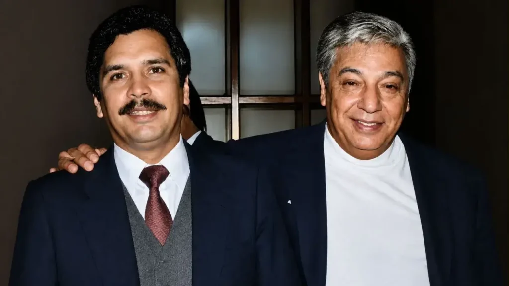 Llegó Alberto Descalzo, obviamente, que apoyaba nuestro movimiento incipiente y pequeño. Y en la foto se lo ve abrazado al radical Titi Martínez.