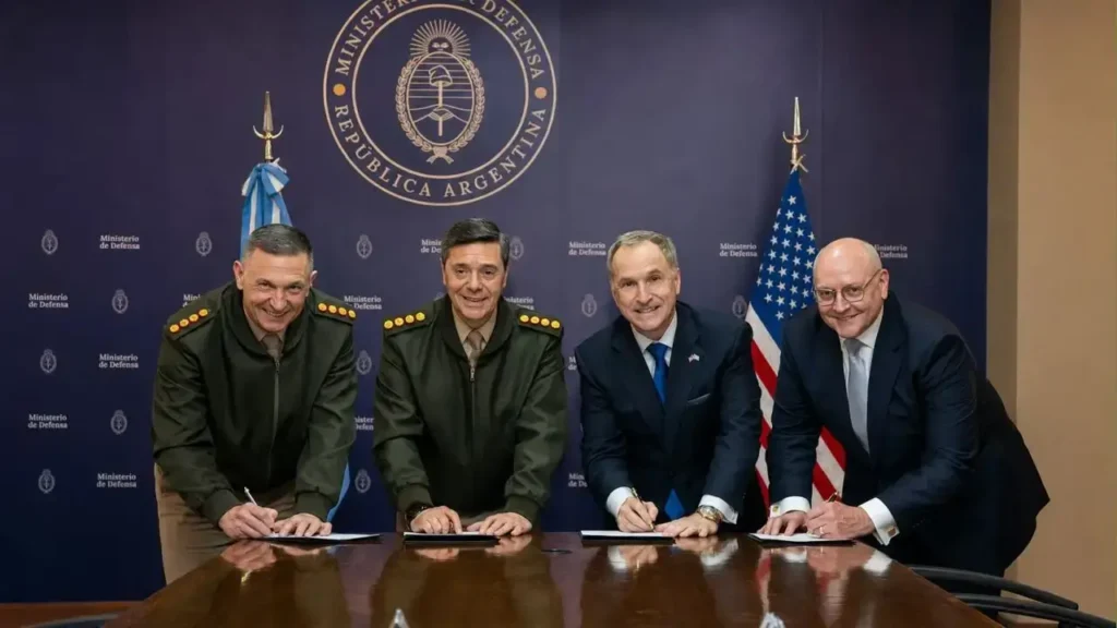 El Ministro de Defensa de la Nación, Carlos Alberto Presti, con sus paredes de Estados Unidos.