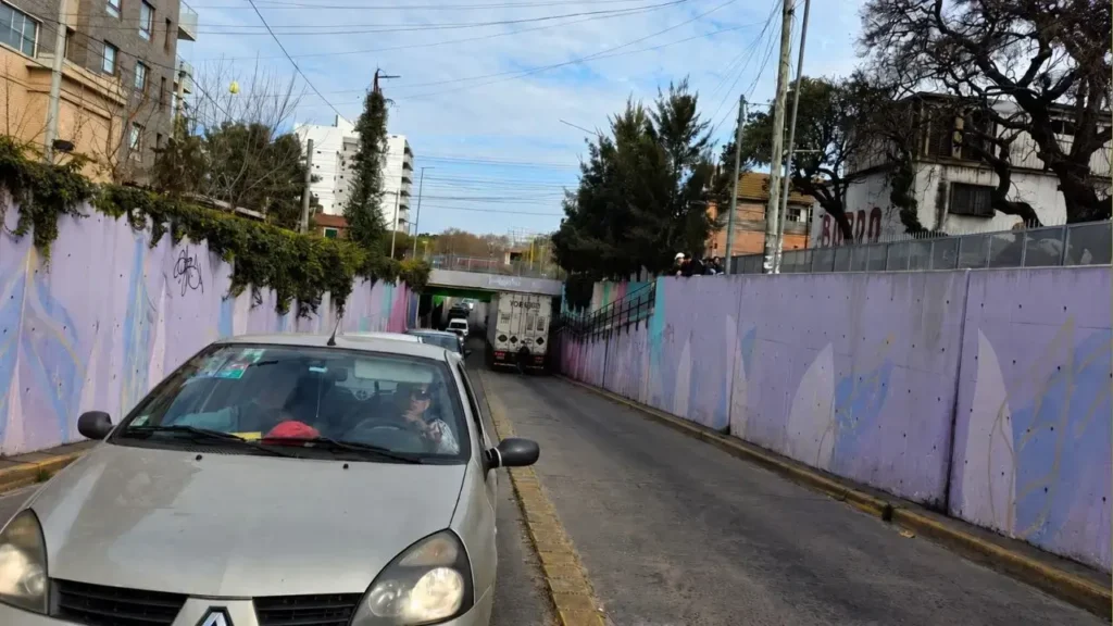 La fila de autos esperando salir con calmas hacia Haedo Centro Lado Sur.