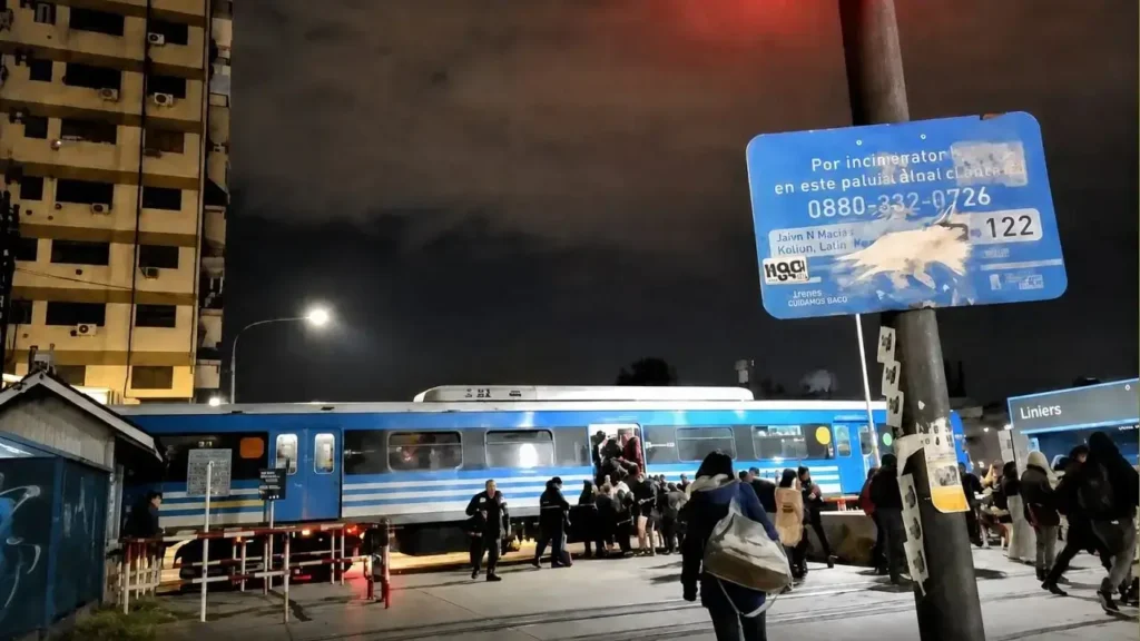 Primero a toda prisa y luego lentamente, los pasajeros comenzaron a bajar del tren.