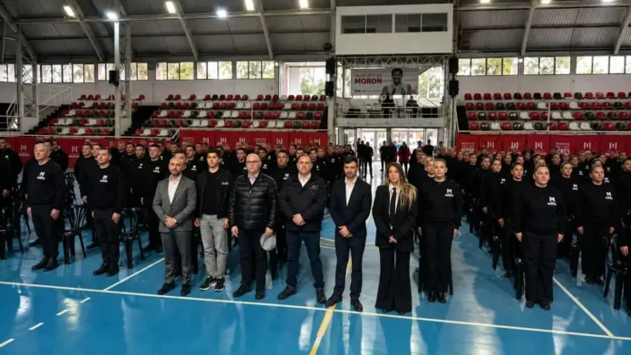 El acto lo encabezó el intendente Lucas Ghi, el Ministro de Seguridad Bonaerense, Javier Alonso; la Jefa de Gabinete, Estefanía Franco; y el Secretario de Seguridad, Damián Cardoso.