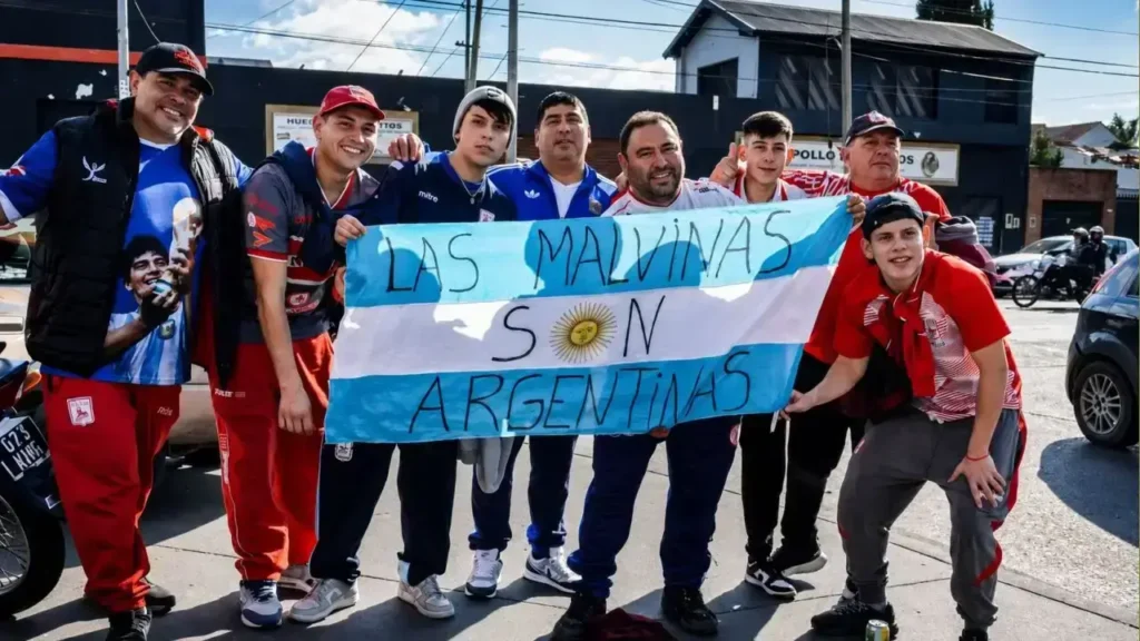 La hinchada del el Gallo siempre está en todas. Pero se pone ansiosa cuando su equipo pierde. 