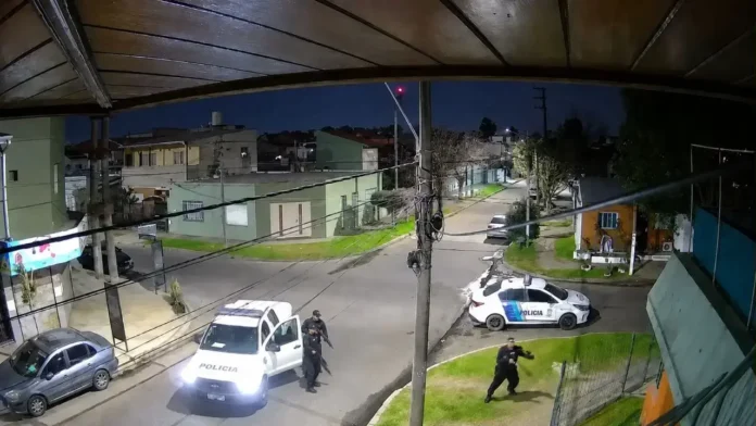 Personal de la Comisaría 6ª de Morón realizó un allanamiento en El Palomar que terminó con dos personas aprehendidas.