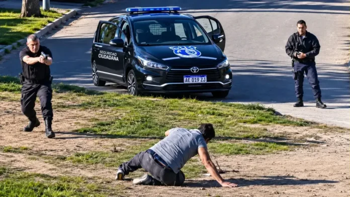 En el Decreto no figura la utilización de armas no letales (que no existen) de baja intensidad.