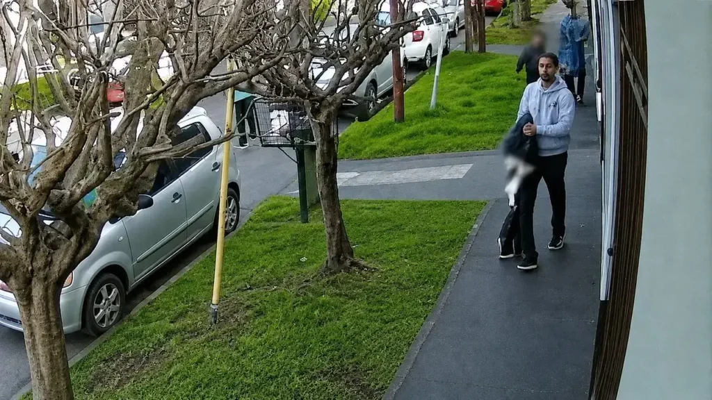 El hombre detecta el peligro y retrocede, sin embargo ya es demasiado tarde. Imagen provistas por Cámara de Seguridad Particulares.