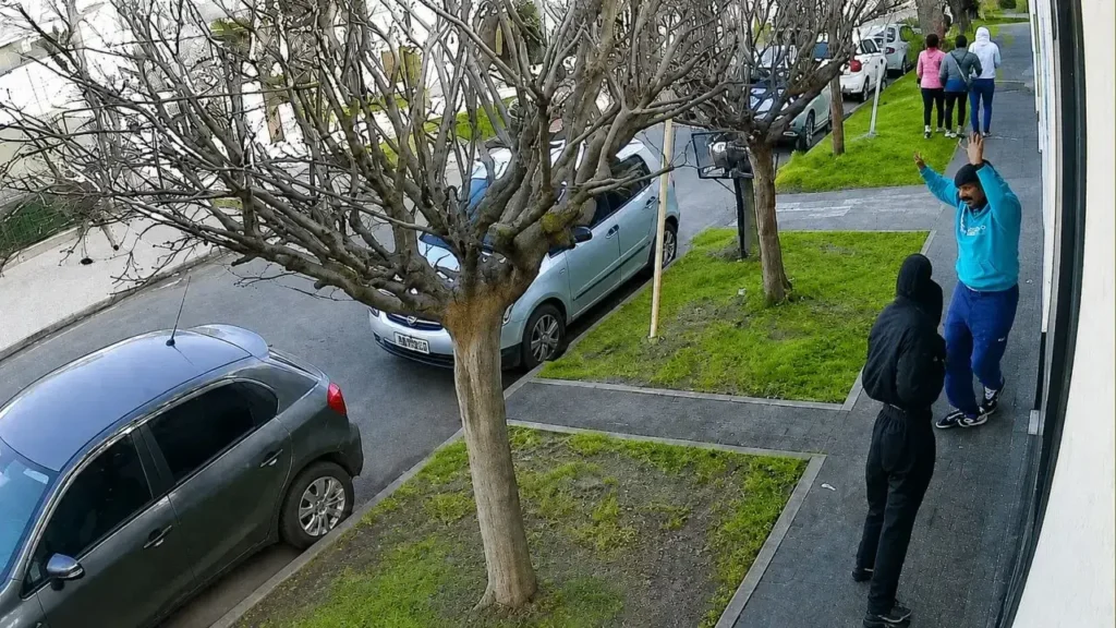 Así actúa la víctima. Obedece ante el peligro. Retrocede. Entrega sus pertenencias. Quiere poner a su hijo a salvo.