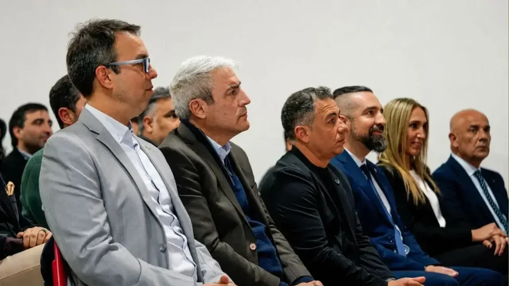 El Segundo en la fila, Pablo Navarro, Decanao de la Escuela Superior de Leyes de la Universidad de Morón.