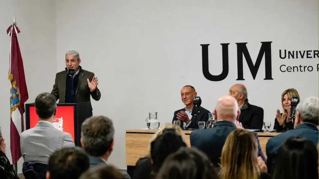 Pablo Navarro, decano de la Universidad de Morón, también habló ante el público.