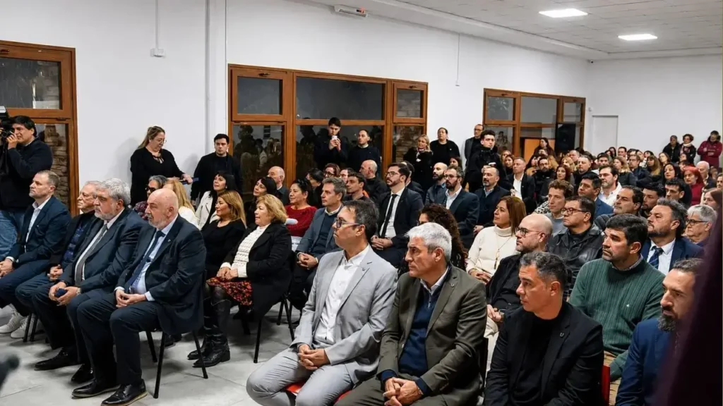 El auditorio escuchó en silencio y atentamente las palabra de Porto Lema ya que saben que es un avance, un progreso para el Municipio.