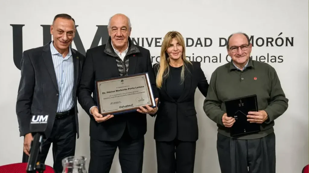 Una distincion para el rector Porto Lema de parte del Municipio durante la inauguración de la sede en Cañuelas.