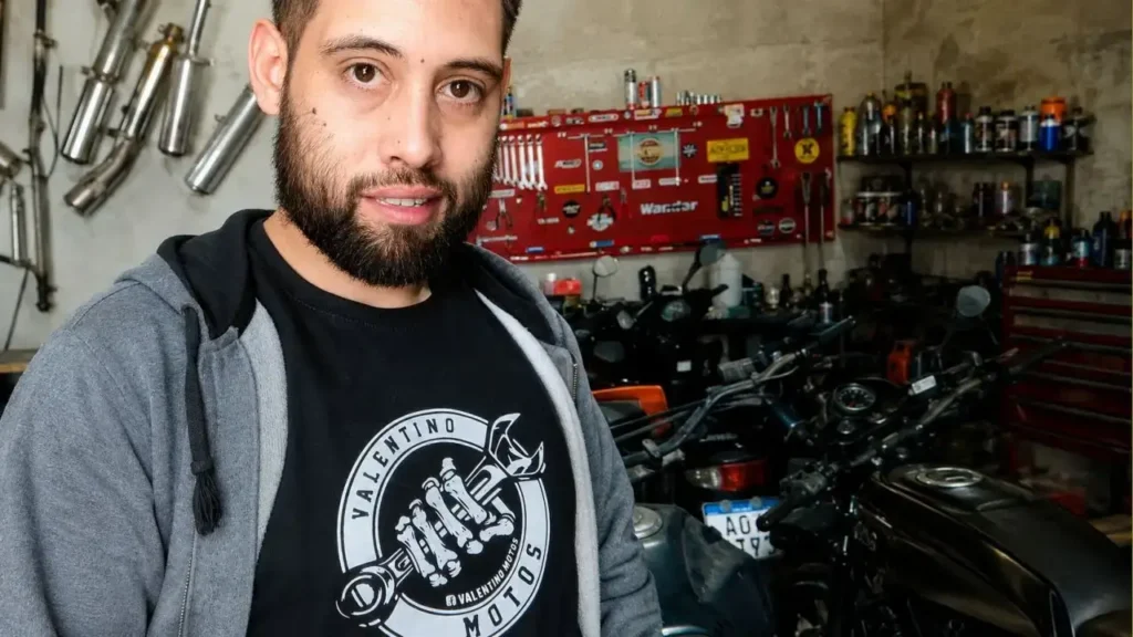 Ariel en su taller rodeado por su pasión: las motos. Perdió la vida por ser un vecino solidario a los 34 años. Se espera una sentencia ejemplar.