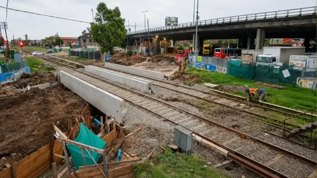Los pasajeros que necesiten llegar hasta Once o el centro porteño podrán caminar desde la estación Caballito hasta Primera Junta.