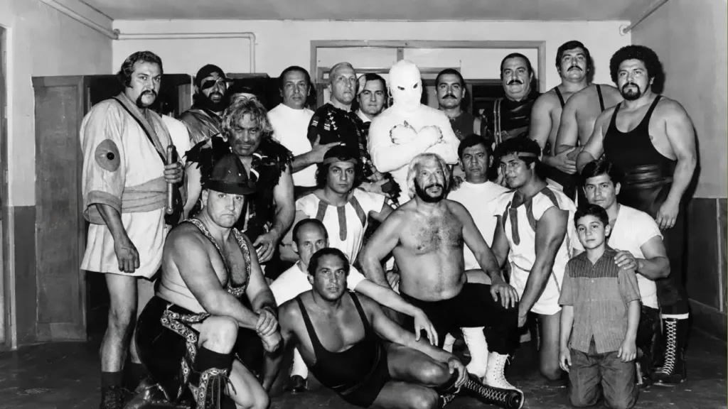 La troupe completa de luchadores de Martín Karadagian.