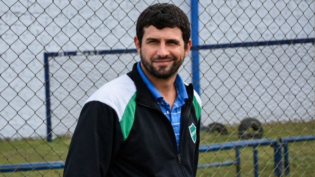Diego Ayoroa, técnico que salió, volvió, hizo ascender al CAI y ahora pelea por no descender.