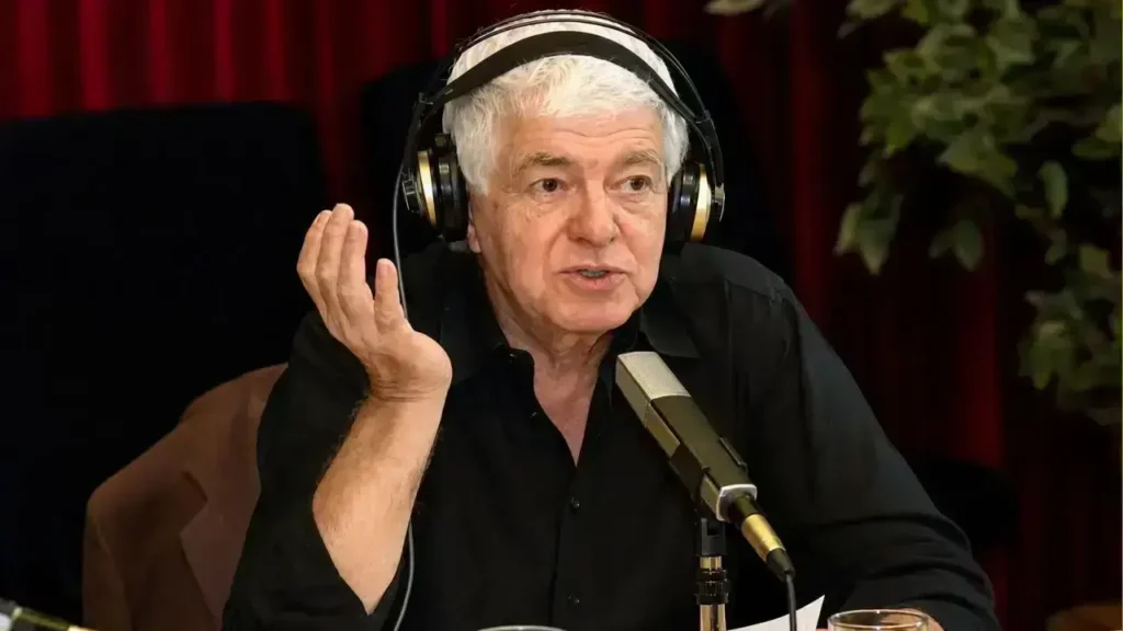 Medios Locos fue un programa de televisión emitido por Canal 7 durante el año 2000, creado y producido por Gastón Portal. Combinaba periodismo, actualidad, humor, archivo televisivo, entrevistas y música en vivo, y era considerado un heredero del espíritu de La Noticia Rebelde, el ciclo que había consagrado a Adolfo Castelo en los años ochenta.