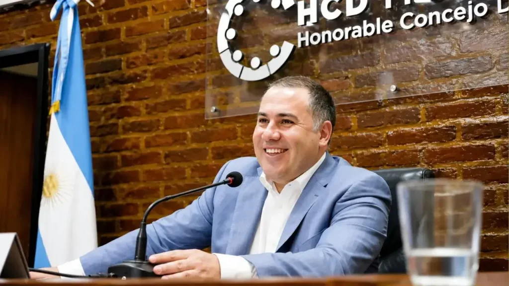 Juan Manuel Alvarez Luna está convencido que hay que debatir, dialogar y construir consensos para fortalecer la democracia.
