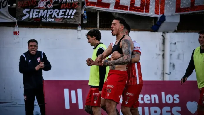 A Zappacosta lo sacaron gritando su gol del estadio. Eufórico vivió el triunfo. Y no es para menos. Sacó a Morón del pozo de la mala suerte.