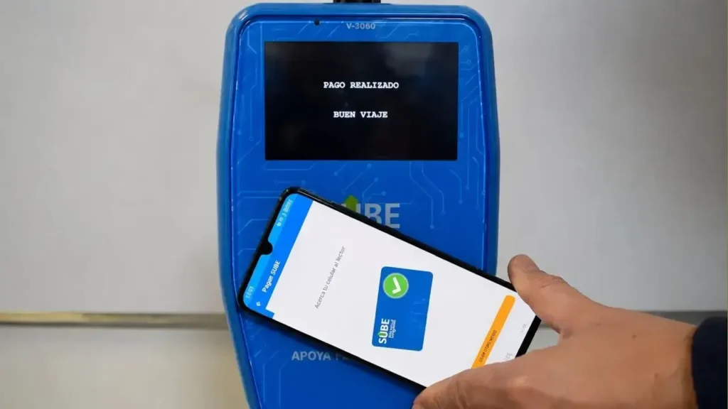 Sobre el nuevo molinete se podrá acercar el celular o la tarjeta de débito y uno así paga el boleto sin tener que hacer recargas.