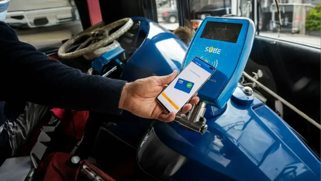 Las líneas de tranporte de colectivo ya la implentaron y funciona sin problemas.