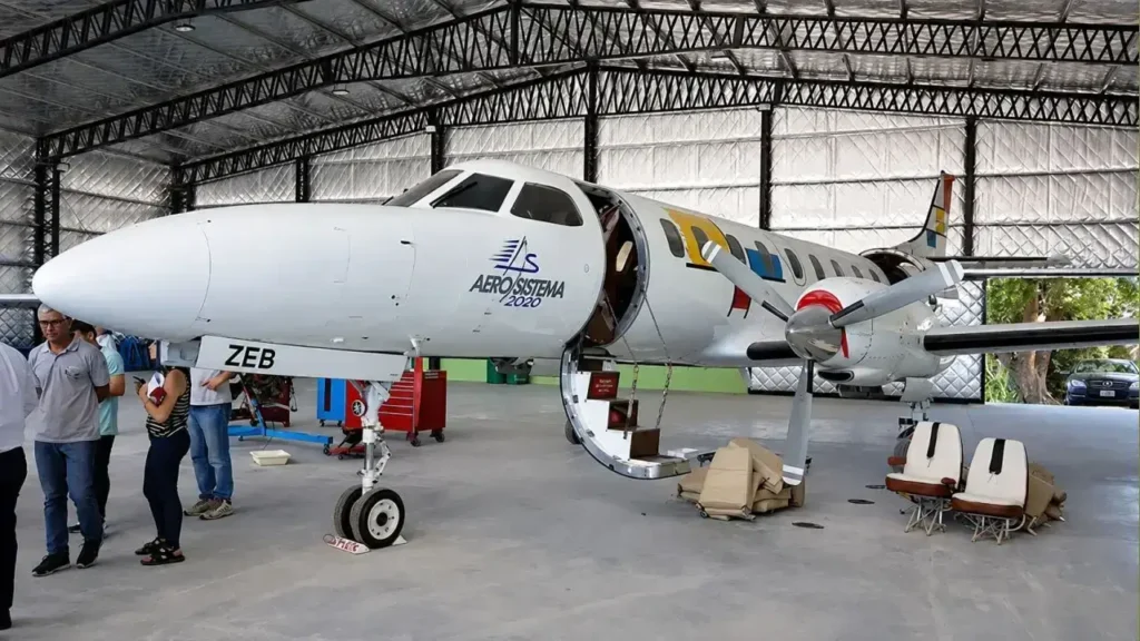 Uno de los servicios que presta el PITAM es el de hangaraje para aviones. En la foto un Fairchild Swearingen SA226-TC Metro II, comúnmente conocido como Metroliner, estacionado en Morón. 