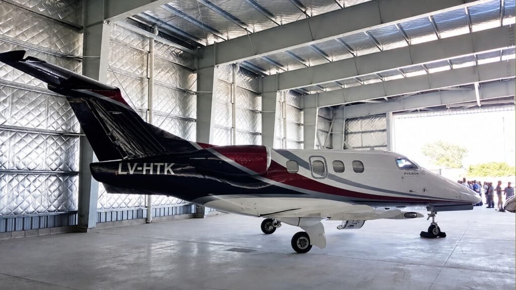 Un Embraer EMB-500 Phenom 100, con matrícula argentina LV-HTK, estacionado en un hagar del PITAM.