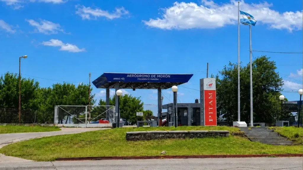 El acceso al Aródromo Morón dónde esta el PITAM, en  Avenida Figueroa Alcorta 500, Castelar.