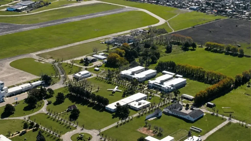 Vista aérea del predio en la Base Aérea de Morón, donde se integran las instalaciones del Parque Industrial y Tecnológico Aeronáutico (PITAM) y el área educativa del INAC-CIATA junto a las pistas activas.