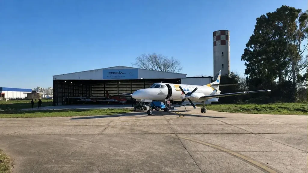 Un avión turbohélice Fairchild Metro III/IV de CEDMA se encuentra estacionado en la plataforma del Aeropuerto de Morón, Argentina.