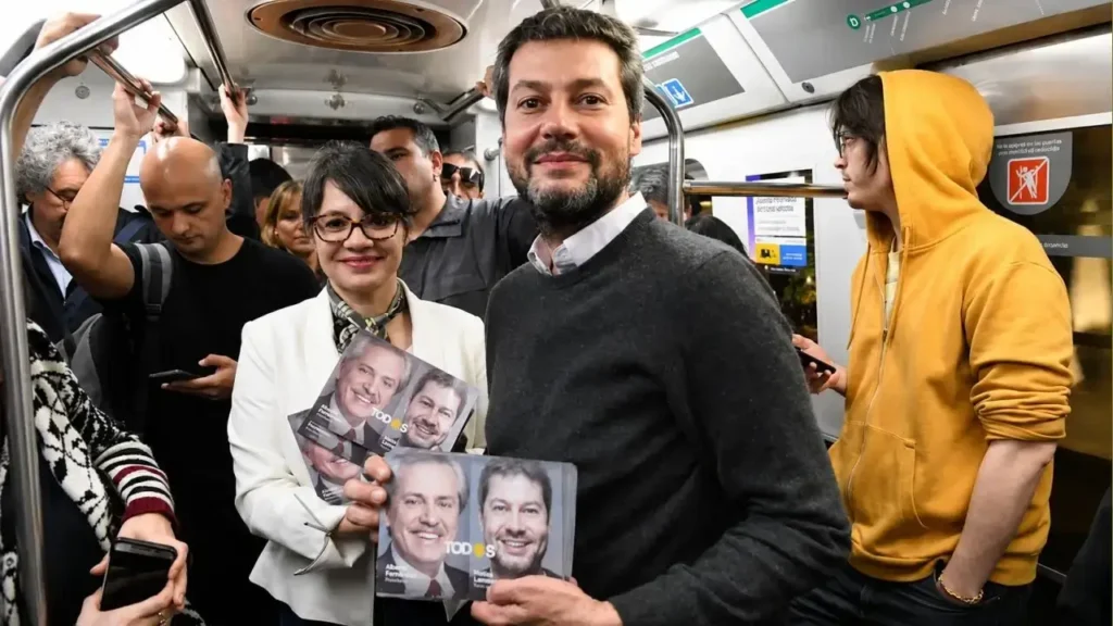 Con Matías Lammens produciendo una foto de campaña sobre un subte. El territorio porteño, donde mejor se mueve Gisela Marziotta. Ituzaingó es un lugar de descanso.