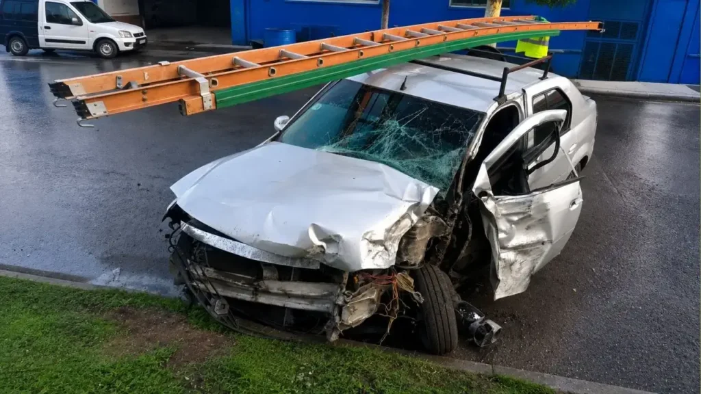 El Reanult Logan pudo haber causado un grave accidente con la escalera sobre el techo. Pero azar lo evitó.