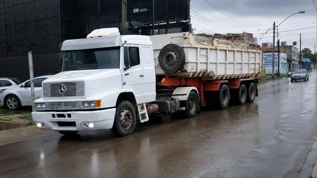 El camión con el que colisionó el colectivo de la Línea 174
