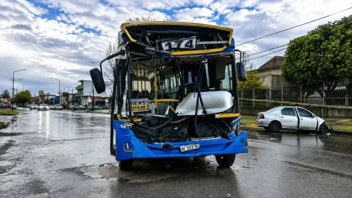 Así quedó el frente del colectivo de la Línea 174 tras embestir al camión