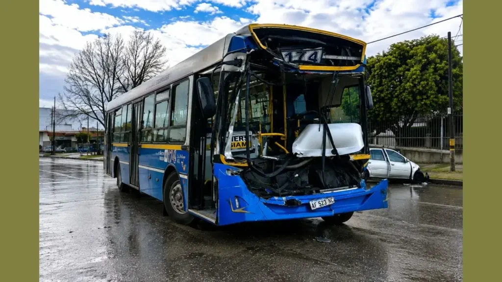 El pasaje de la Línea 174 se desparramó por el suelo del colectivo.
