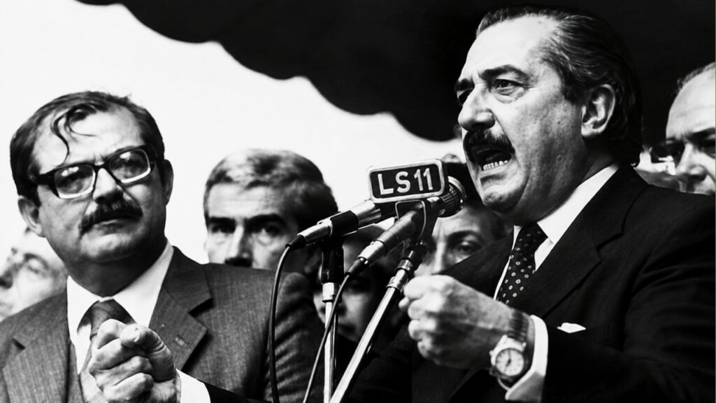 A la izquierda de Raúl Alfonsín, el intendente Norberto García Silva, siempre educado pero un poco ortodoxo para una juventud que nacía escuchando a los Redondos y emitiendo opinión de las Radios Comunitarias.