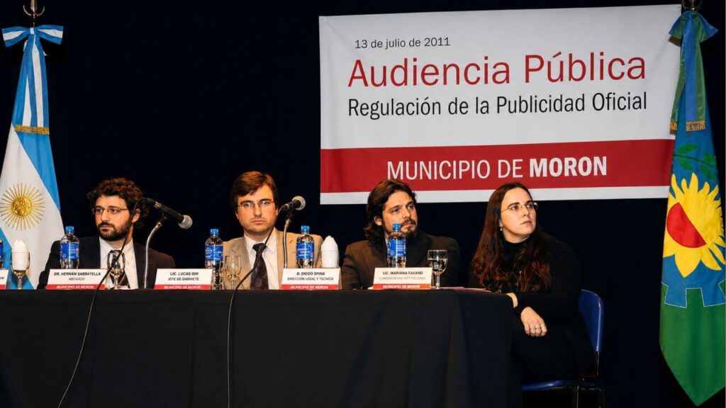 Y todo lo narrado lo digo porque yo lo vía ahí a Lucas Ghi, en el debate sobre la Ordenanza de Regulación de la Pauta de Medios. Y como egresado de TEA, lo ví interesado, escuchando, activo intelectualmente. Lo ví. Pero ahora me pregunto, que fue verdaderamente lo que ví y no se qué responderme. Lucas Ghi quedó muy lejos de esa foto y muy cerca de otra irreconocible.