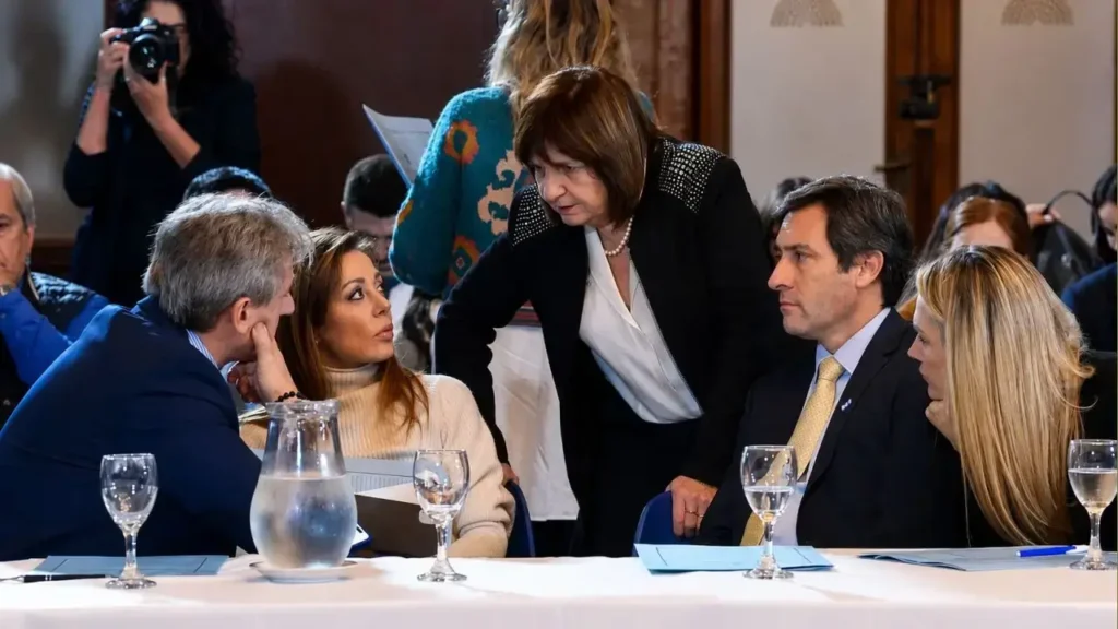 Patricia Bullrich intentando sostener una sesion que a todas luces se caía.