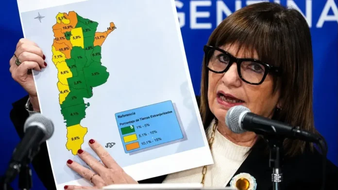 Patricia Bullrich manejó la sesión desde su banca mientras la Vicepresidenta de la Nación, Victoria Villaruel, miraba atenta el desarrolki.