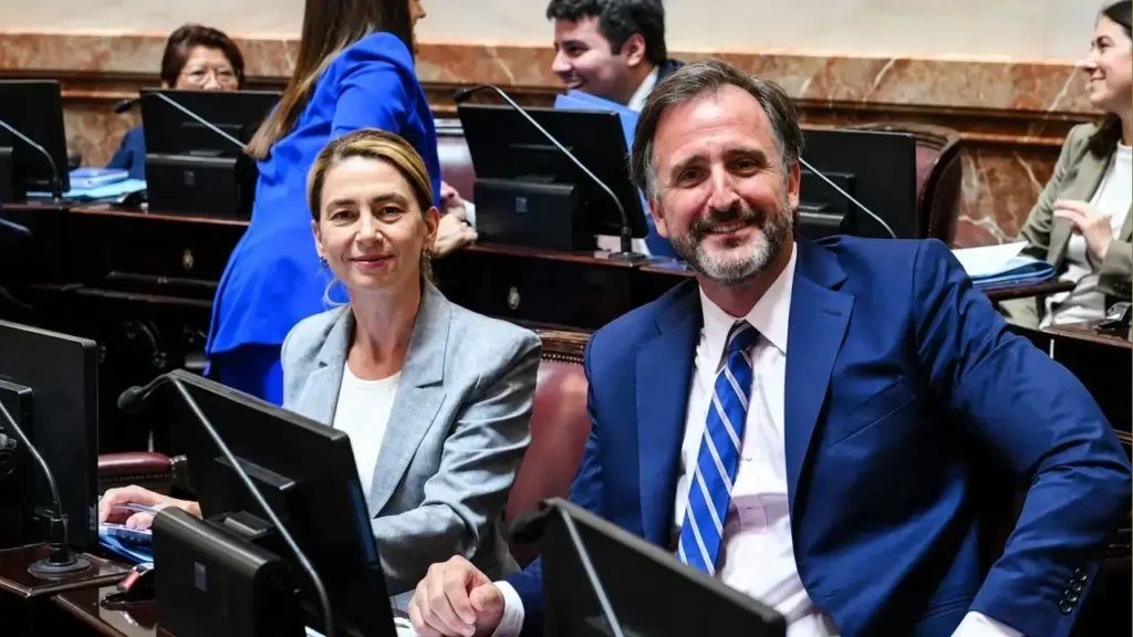 Desde su banca en el Senado de la Nacion estuvo de acuerdo desde un principio en extener el límite de comprass de tierras para extranjeros.
