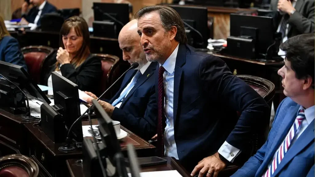 El Senador por Entre Ríos en ningún momento se excusó de votar.