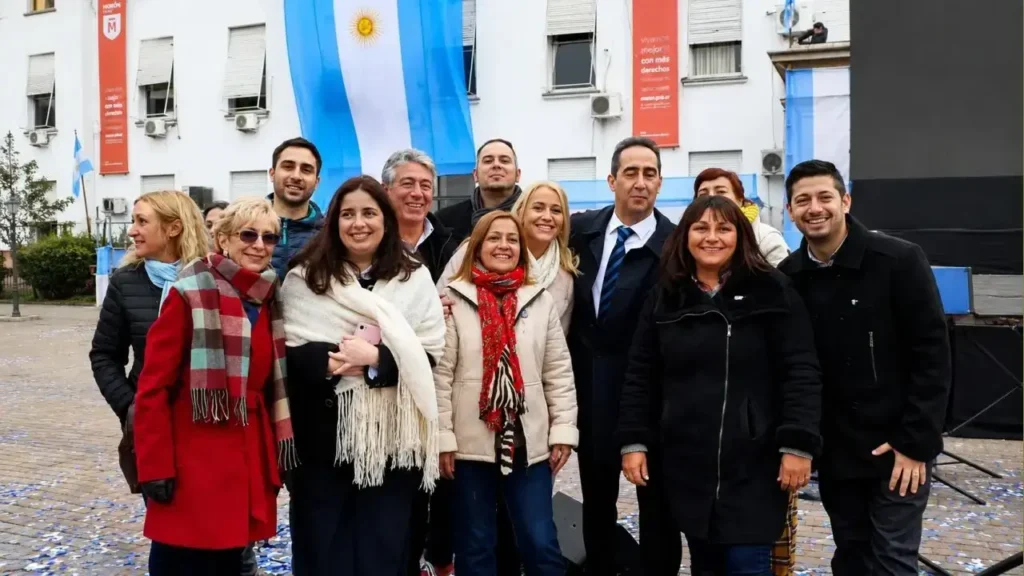 Adriana Ortíz entre la respetable Analía Zappulla y la agradable Romina Fusco en tiempos en que el PRO gobernaba Morón.