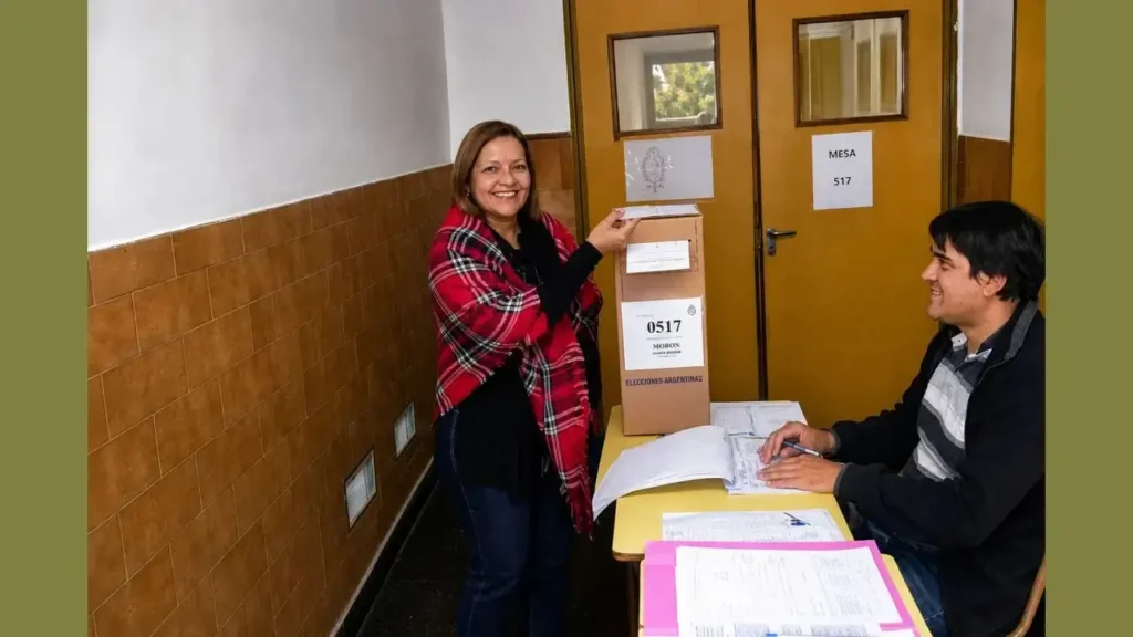 Adriana Ortíz se encontró con la función pública de la mano de la CC ARI de Francisco Monez Ruíz en Cambiemos 2015. Luego se sumó de lleno al PRO y años después se desplazó a La Libertad Avanza. Y ayer logró ungirse como Secretaria del Consejo Escolar.