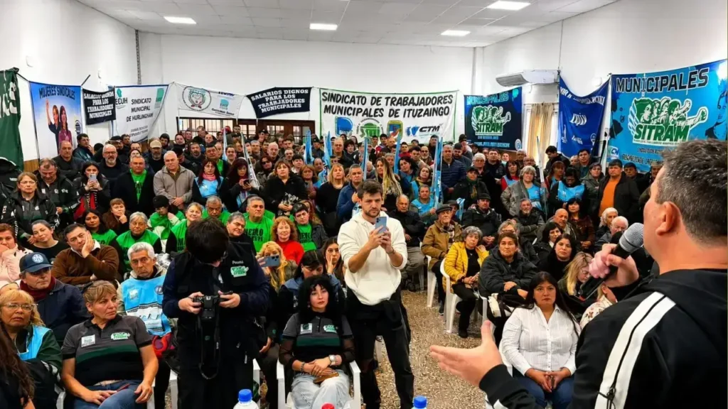 El salón a pleno de trabajadores muncipales de la Zona Oeste esperando las palabras de Hernán Doval.