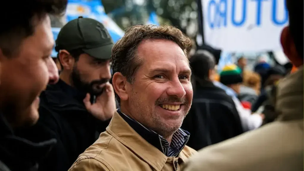 El Intendende Pablo Descalzo hoy, tempranco en CABA, en la manifestación sobre la venta de tierras en Argentina a extranjeros.