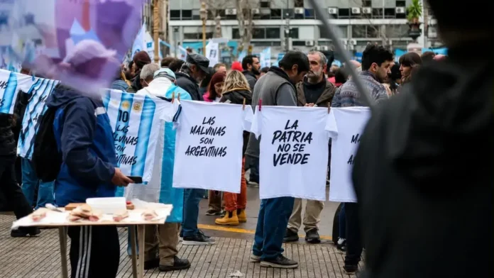 Martín Sabbatella participó de la manifestación en CABA contra la venta de tierras rurales a extranjeros y luego conversó con Anticipos Diario.