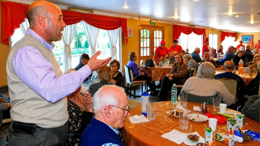 El empresario y referente de Castelar, Gustavo Ovando en una de las tantas ceremonias del Hogar.