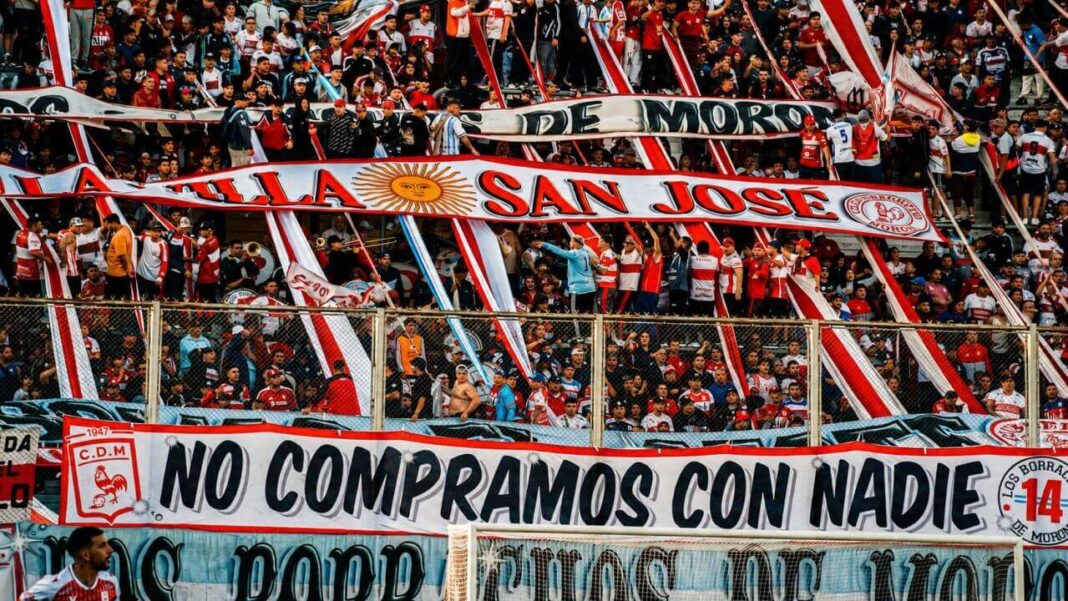 La hinchada del Deportivo Morón, la más grande del oeste.