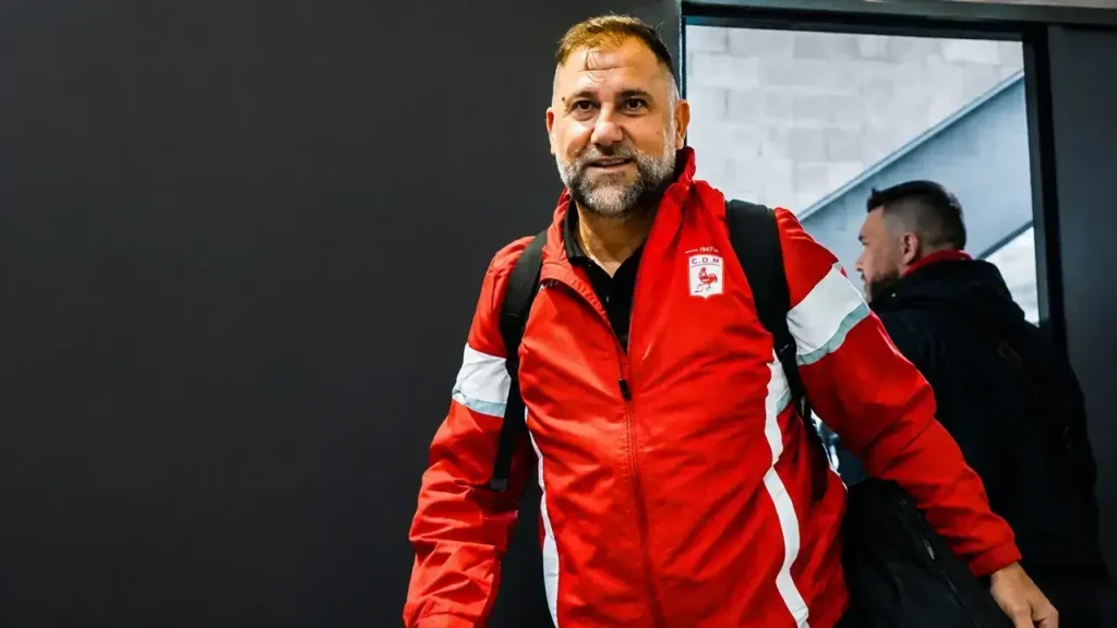 Walter Otta tendrá una noche tensa. Viene de empatar y empatar. Y tendrá que ganar para que no le aleje Ferrocarril Oeste.