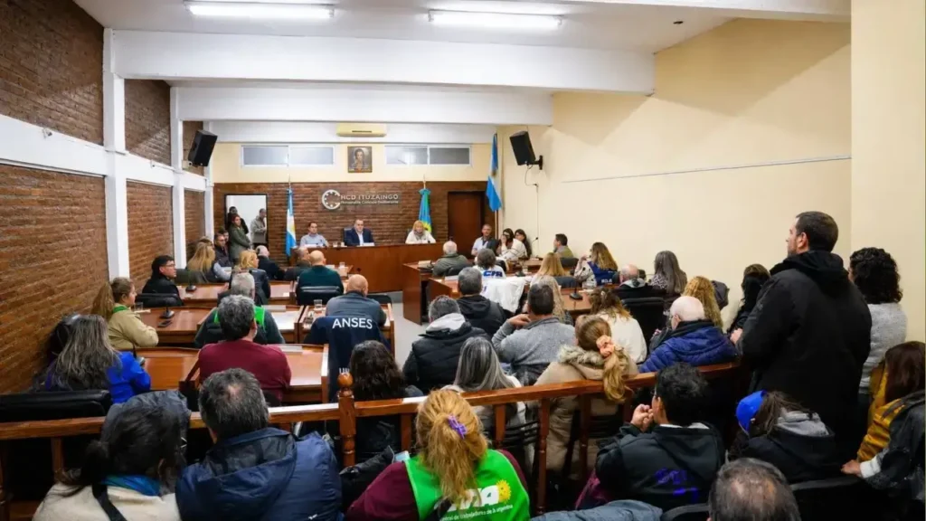 El foro a pleno debate en el recinto del Concejo Deliberante de Ituzaingó.